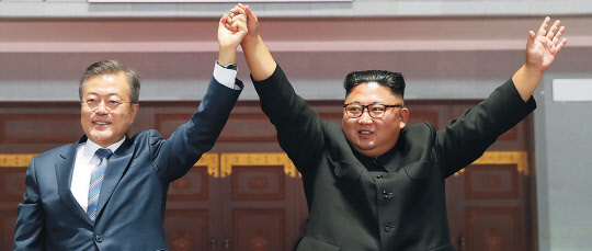 평양 시민에게 인사 문재인 대통령과 북한 김정은 국무위원장이 19일 저녁 평양 5.1 경기장에서 열린 '빛나는 조국'을 관람한 뒤 환호하는 평양 시민들에게 손을 들어 인사하고 있다.